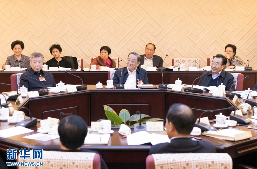 10月30日，政協(xié)第十二屆全國委員會常務委員會第二十三次會議舉行分組討論，與會人員圍繞深入學習貫徹中共十九大精神認真討論，積極建言獻策。全國政協(xié)主席俞正聲參加討論。新華社記者 丁海濤 攝