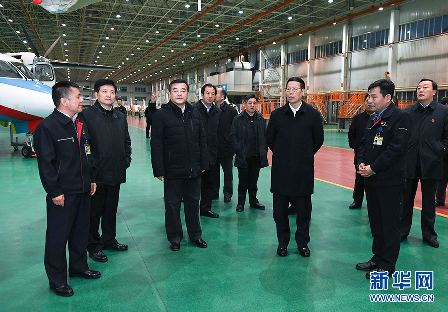11月14日至15日，國(guó)務(wù)院副總理張高麗在黑龍江調(diào)研。這是11月14日，張高麗到哈爾濱飛機(jī)工業(yè)集團(tuán)有限責(zé)任公司了解國(guó)有老企業(yè)轉(zhuǎn)型升級(jí)情況。 新華社記者 高潔 攝