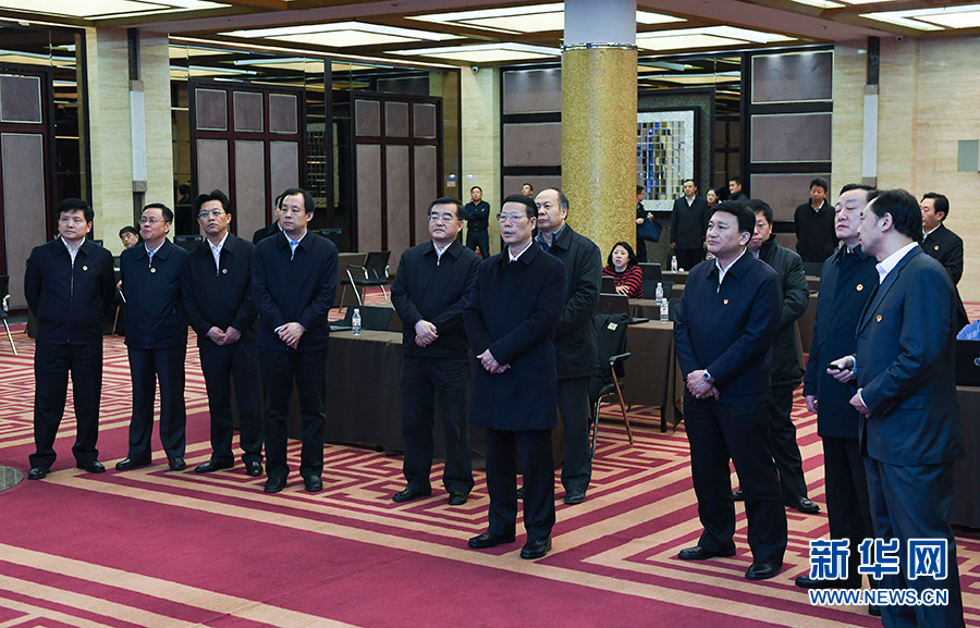 11月14日至15日，國(guó)務(wù)院副總理張高麗在黑龍江調(diào)研。這是11月14日，張高麗到黑龍江糧食交易市場(chǎng)了解糧食生產(chǎn)和銷售、糧食產(chǎn)品深加工、政策性儲(chǔ)糧去庫(kù)存等工作。 新華社記者 高潔 攝