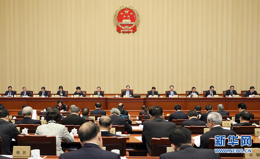 12月23日，十二屆全國(guó)人大常委會(huì)第三十一次會(huì)議在北京人民大會(huì)堂舉行第二次全體會(huì)議。張德江委員長(zhǎng)出席。 新華社記者劉衛(wèi)兵攝