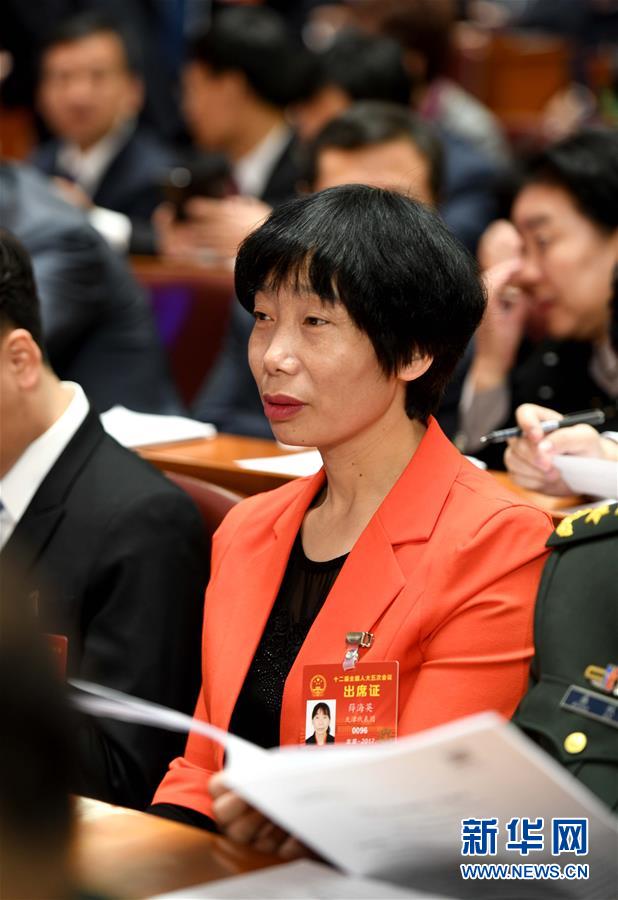 (兩會·履職影像記)(1)薛海英代表:關(guān)注農(nóng)民工權(quán)益和城市環(huán)境