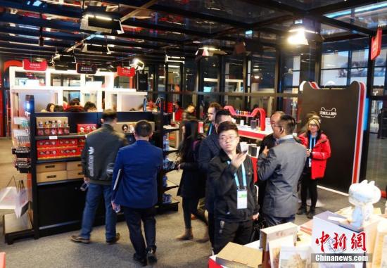 走進(jìn)“互聯(lián)網(wǎng)之光”博覽會(huì)，無(wú)人超市是本次展會(huì)最大的熱點(diǎn)，顧客可用二維碼進(jìn)入超市，實(shí)現(xiàn)全自動(dòng)購(gòu)物。