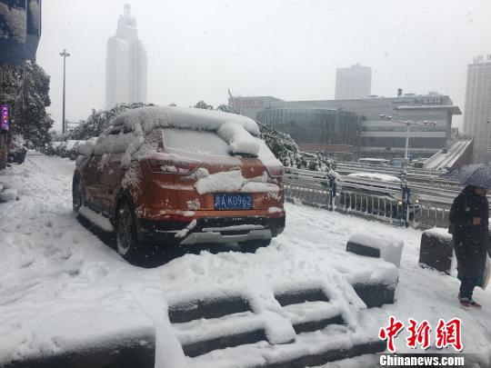 安徽合肥多個(gè)公交站被雪壓垮致多人受傷(組圖)