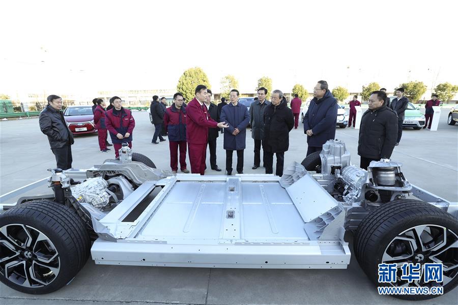 1月9日至10日，國務(wù)院副總理張高麗在安徽調(diào)研推動長江經(jīng)濟帶發(fā)展工作。這是1月9日，張高麗在江淮汽車股份有限公司了解企業(yè)生產(chǎn)經(jīng)營和參與國際產(chǎn)能合作情況。新華社記者 龐興雷 攝