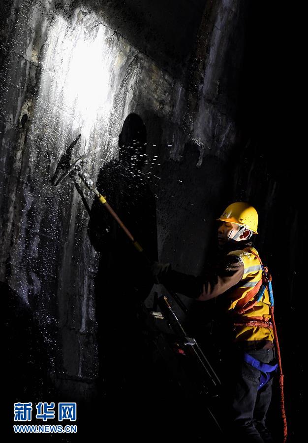 (走基層 聽(tīng)民聲)(5)鐵路守護(hù)者 隧道“打冰人”