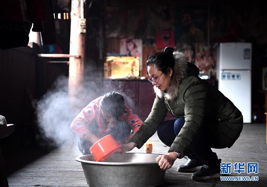 (圖片故事)(1)大山貧困娃和她的“駐村媽媽”