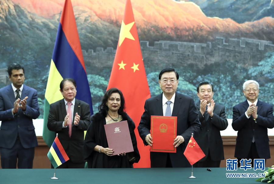 2月2日，全國人大常委會(huì)委員長張德江在北京人民大會(huì)堂與毛里求斯國民議會(huì)議長哈努曼吉舉行會(huì)談。這是雙方會(huì)談前共同出席中國全國人大與毛里求斯國民議會(huì)合作諒解備忘錄的簽字儀式。新華社記者 龐興雷 攝