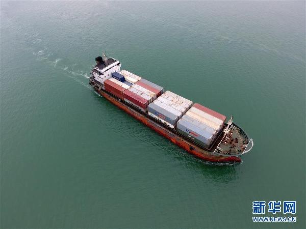 (在習(xí)近平新時代中國特色社會主義思想指引下——新時代新氣象新作為·圖文互動)(2)大工業(yè)與白海豚“共存共榮”——廣西欽州港深化改革開放構(gòu)建綠色發(fā)展高地