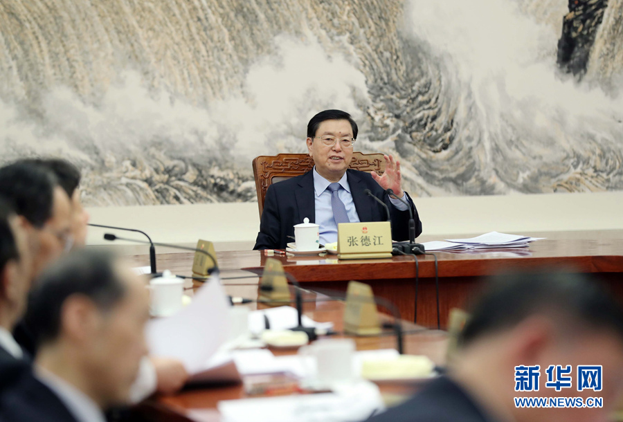 2月11日，十二屆全國(guó)人大常委會(huì)第一百一十一次委員長(zhǎng)會(huì)議在北京人民大會(huì)堂舉行。會(huì)議決定，十二屆全國(guó)人大常委會(huì)第三十三次會(huì)議于2月23日至24日舉行。張德江委員長(zhǎng)主持會(huì)議。新華社記者 劉衛(wèi)兵 攝