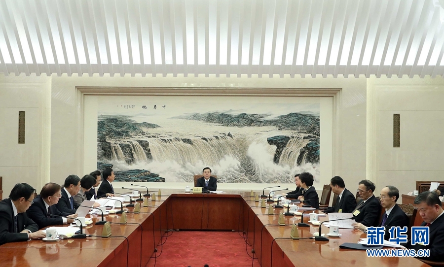 2月23日，十二屆全國(guó)人大常委會(huì)第一百一十三次委員長(zhǎng)會(huì)議在北京人民大會(huì)堂舉行，張德江委員長(zhǎng)主持。 新華社記者 劉衛(wèi)兵 攝