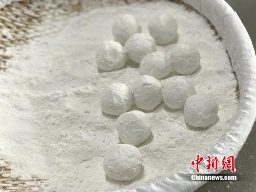 制作元宵時(shí)，首先要將餡料做好，沾上水，再投進(jìn)盛滿糯米粉的笸籮內(nèi)搖。<a target='_blank'  ><p  align=