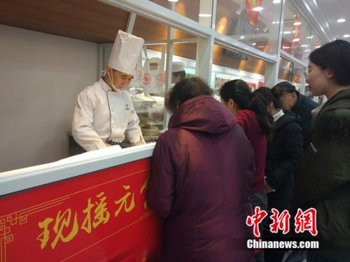 于伯軍的現(xiàn)場(chǎng)展示吸引了不少北京市民圍觀。<a target='_blank'  ><p  align=