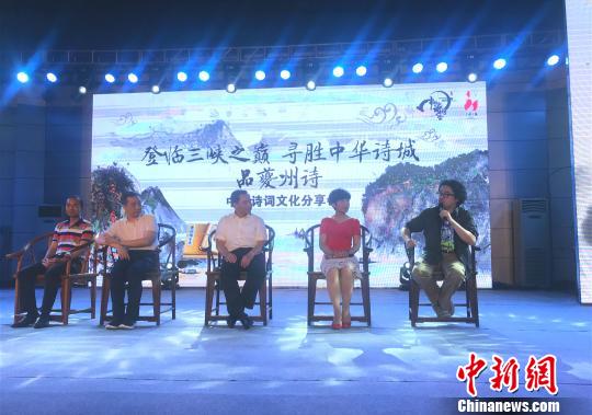 《中國(guó)詩(shī)詞大會(huì)》導(dǎo)演組:“我們的節(jié)目沒(méi)有任何腳本”