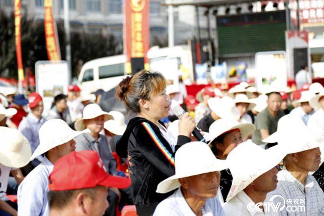 活動(dòng)現(xiàn)場(chǎng)，農(nóng)民搶答問(wèn)題