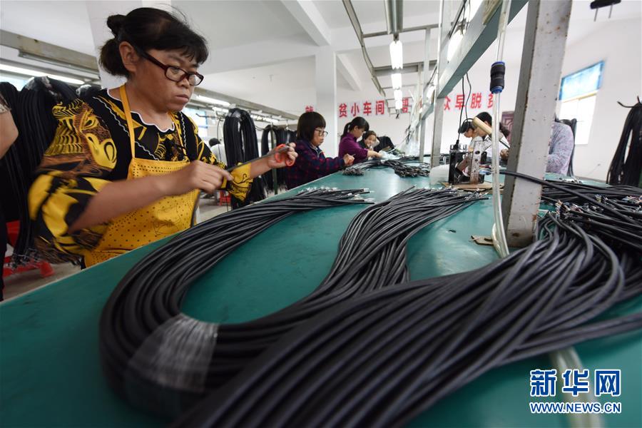 (新華全媒頭條·圖文互動(dòng))(3)脫貧攻堅(jiān)的重要一步——寫在40個(gè)貧困縣脫貧摘帽之際