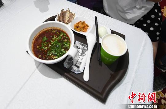 圖為“環(huán)西部火車游Y667/8次”列車上推出蘭州牛肉面套餐，套餐38元，有一碗牛肉面、一碟牛肉、一個雞蛋、一份小菜、一份甜胚子?！钇G敏 攝
