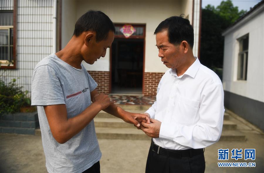 （新時(shí)代擔(dān)當(dāng)作為典型風(fēng)采·圖文互動）（3）李世貴：做群眾需要的“鐵肩膀”