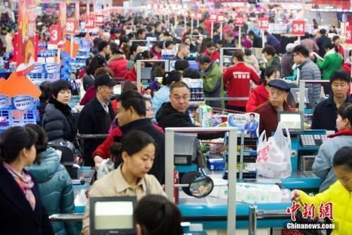 資料圖：民眾購(gòu)買(mǎi)生活用品。張?jiān)?攝