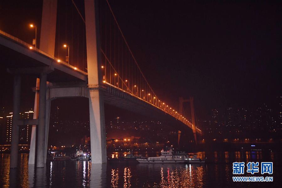 （重慶公交車墜江事故·圖文互動）（4）夜幕降臨，重慶萬州公交客車墜江事故救援工作仍在進(jìn)行中