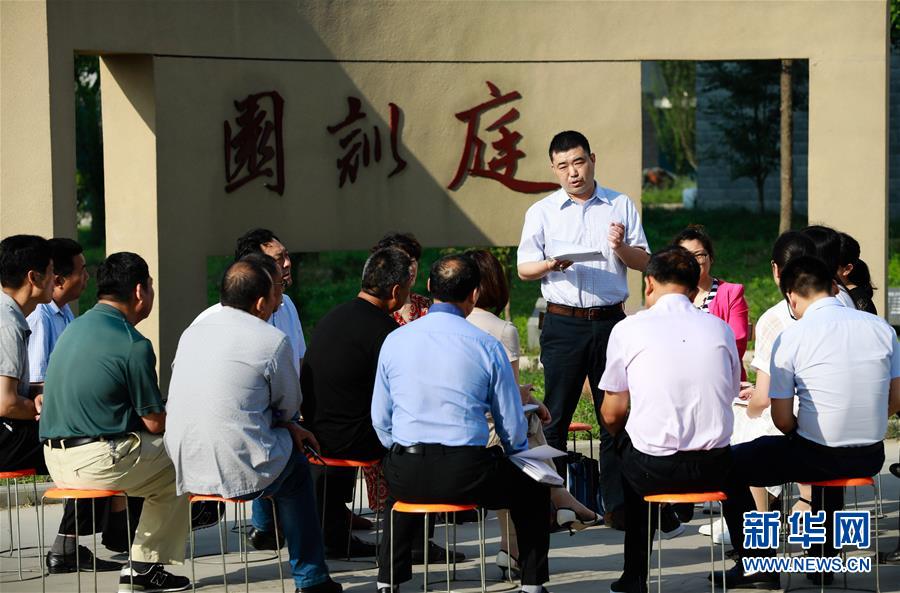 (新華全媒頭條·改革開放40年變遷系列述評·圖文互動)(2)堅強(qiáng)的保障——改革開放40年變遷系列述評政治篇