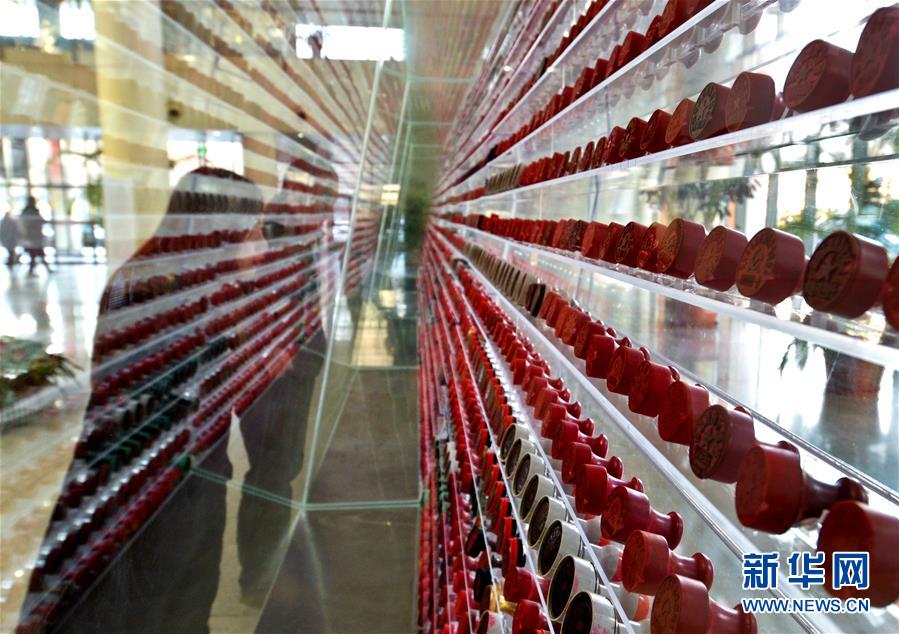 (新華全媒頭條·改革開放40年變遷系列述評·圖文互動)(7)堅強(qiáng)的保障——改革開放40年變遷系列述評政治篇