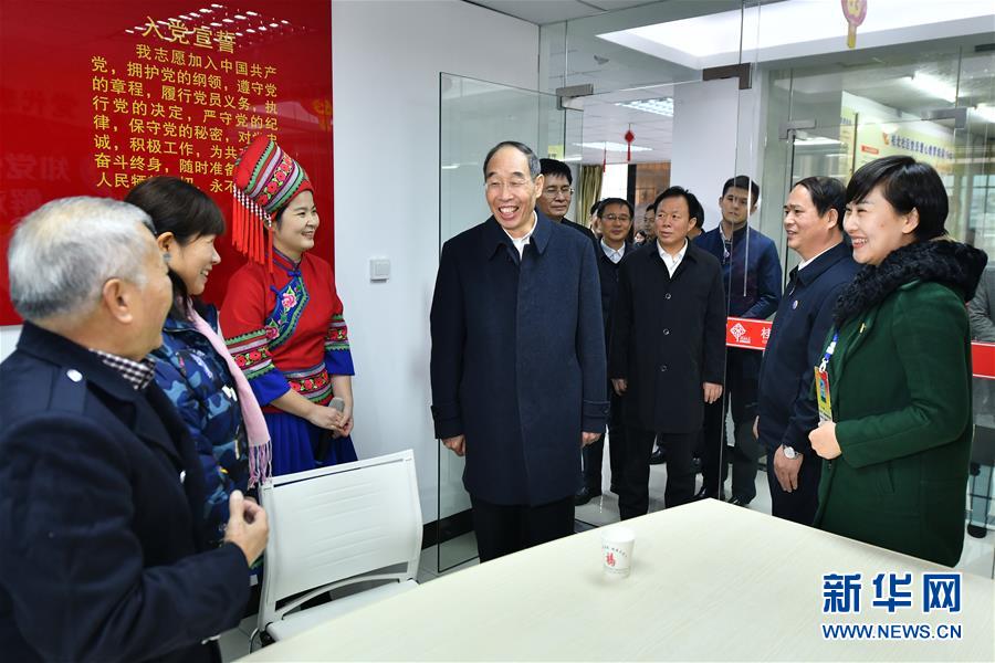 (時(shí)政)尤權(quán)率中央代表團(tuán)三分團(tuán)在梧州看望慰問(wèn)各族各界干部群眾