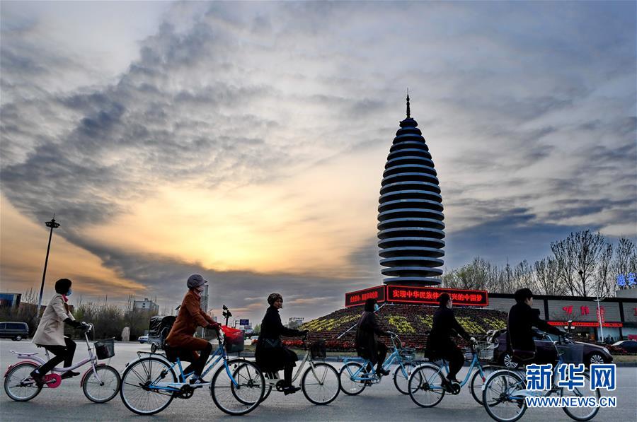 (新華全媒頭條·圖文互動)(8)高舉新時代改革開放旗幟——以習(xí)近平同志為核心的黨中央引領(lǐng)改革開放紀(jì)實(shí)