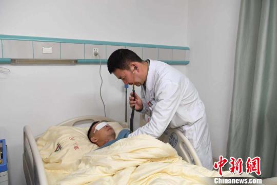 圖為醫(yī)生為杜富國(guó)檢查?！⌒が?攝