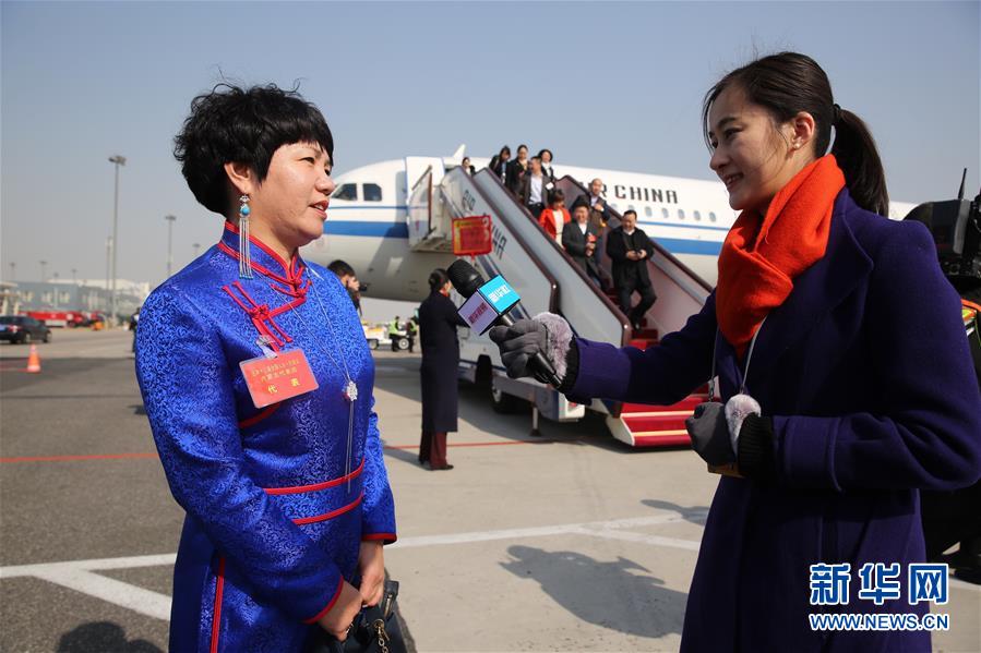 （兩會(huì)）（2）內(nèi)蒙古代表團(tuán)抵京