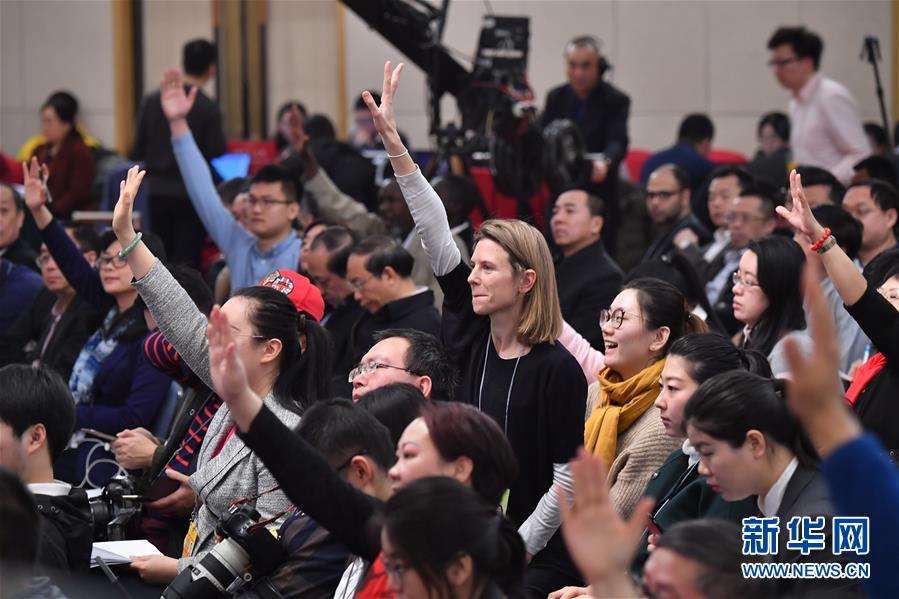 (兩會)(4)農(nóng)業(yè)部部長韓長賦等就“實(shí)施鄉(xiāng)村振興戰(zhàn)略 推動農(nóng)業(yè)轉(zhuǎn)型升級”答記者問