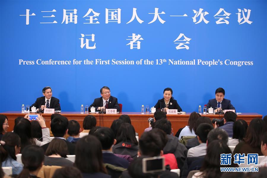 (兩會)(3)十三屆全國人大一次會議秘書處法案組有關(guān)負(fù)責(zé)人回應(yīng)憲法修正案熱點(diǎn)問題