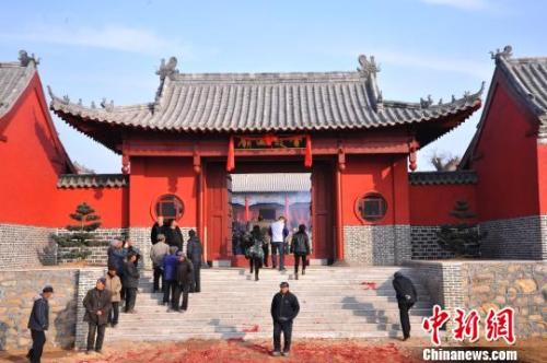 資料圖：元旦小長(zhǎng)假期間，威海南海新區(qū)云龍山上舉辦新年廟會(huì)?！⒉?攝