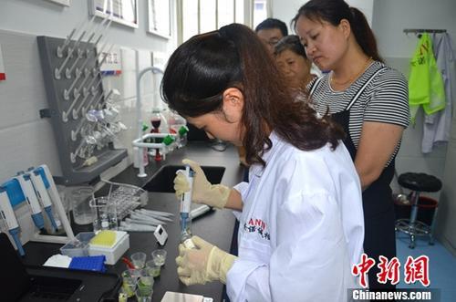 資料圖：工作人員根據(jù)消費者要求現(xiàn)場檢驗，共筑食品安全。<a target='_blank' ><p  align=