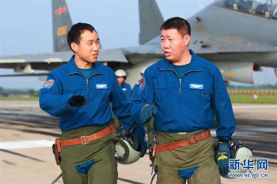 （新華全媒頭條·圖文互動）（3）戰(zhàn)鷹，為祖國奮飛——記空軍航空兵某旅旅長、特級飛行員郝井文