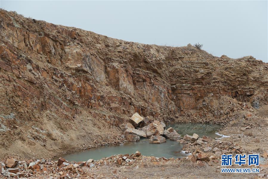 （新華視點·圖文互動）（1）挖掘作業(yè)距漢墓中心僅20米，村民住房出現(xiàn)裂縫……“造地”如何變挖山？