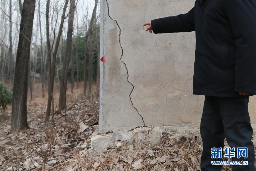 （新華視點·圖文互動）（3）挖掘作業(yè)距漢墓中心僅20米，村民住房出現(xiàn)裂縫……“造地”如何變挖山？