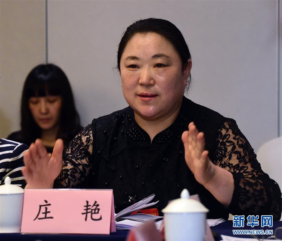 (新春走基層·代表委員履職)(5)馬路牙子上當(dāng)代表——環(huán)衛(wèi)工人莊艷的履職故事