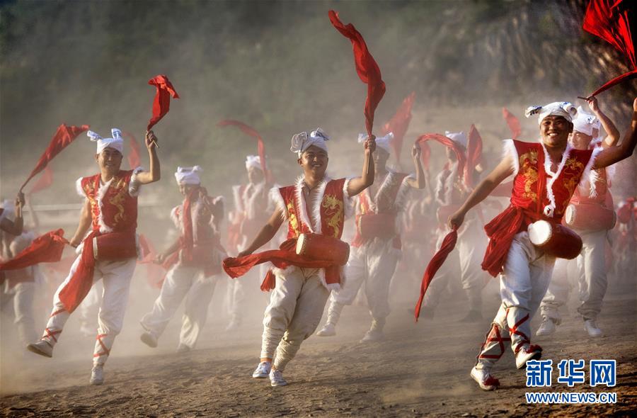 （新華全媒頭條&middot;迎接兩會(huì)特別報(bào)道&middot;圖文互動(dòng)）（7）奮進(jìn)，向著第一個(gè)百年奮斗目標(biāo)&mdash;&mdash;寫在2019年全國(guó)兩會(huì)召開之際