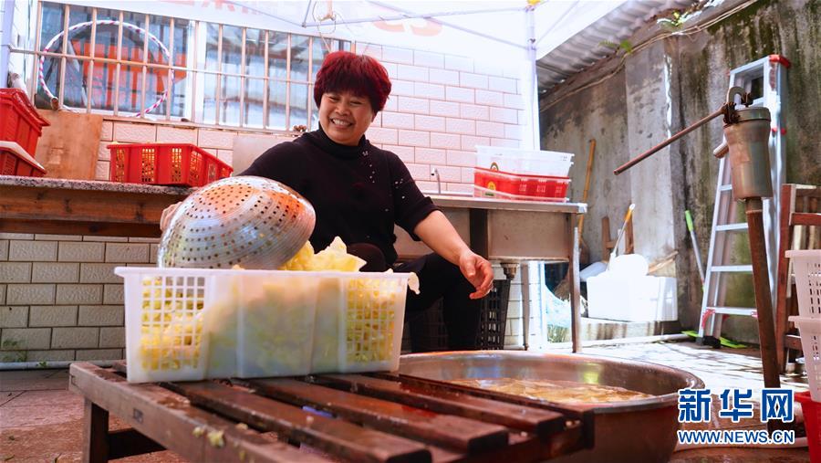 (鄉(xiāng)村振興·圖文互動)(2)“生活的滋味都在泡菜里”——江西瑞金“華嬤嬤”奮斗記