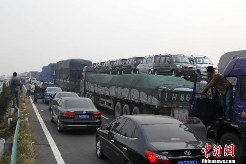 資料圖：高速擁堵不堪。<a target='_blank' ><p  align=