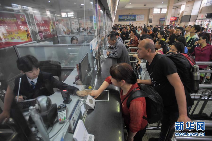 (社會(huì))(1)長(zhǎng)沙火車(chē)站迎來(lái)“五一”假期返程高峰