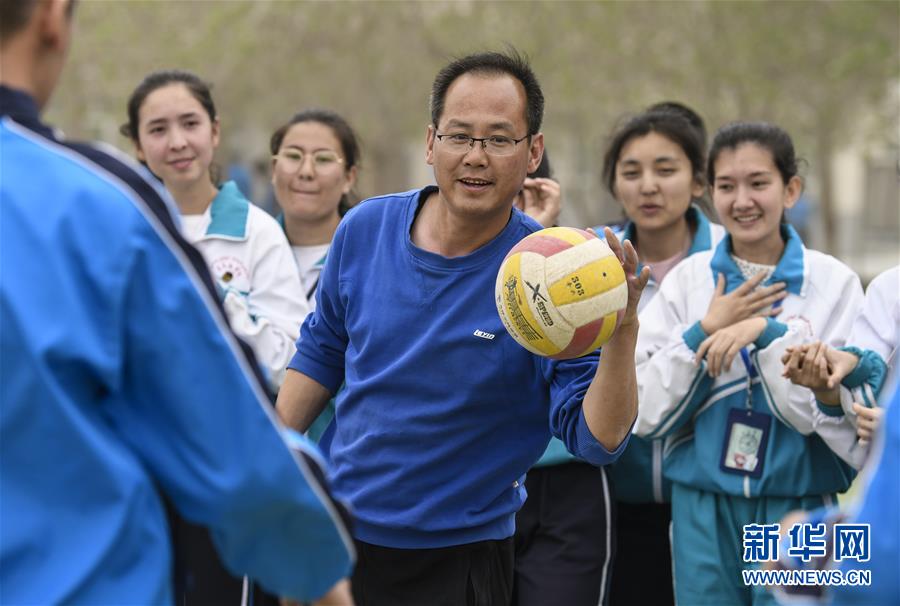 (新華全媒頭條·圖文互動)(6)大漠小城的別樣青春——記內(nèi)地青年學子扎根新疆且末教書育人