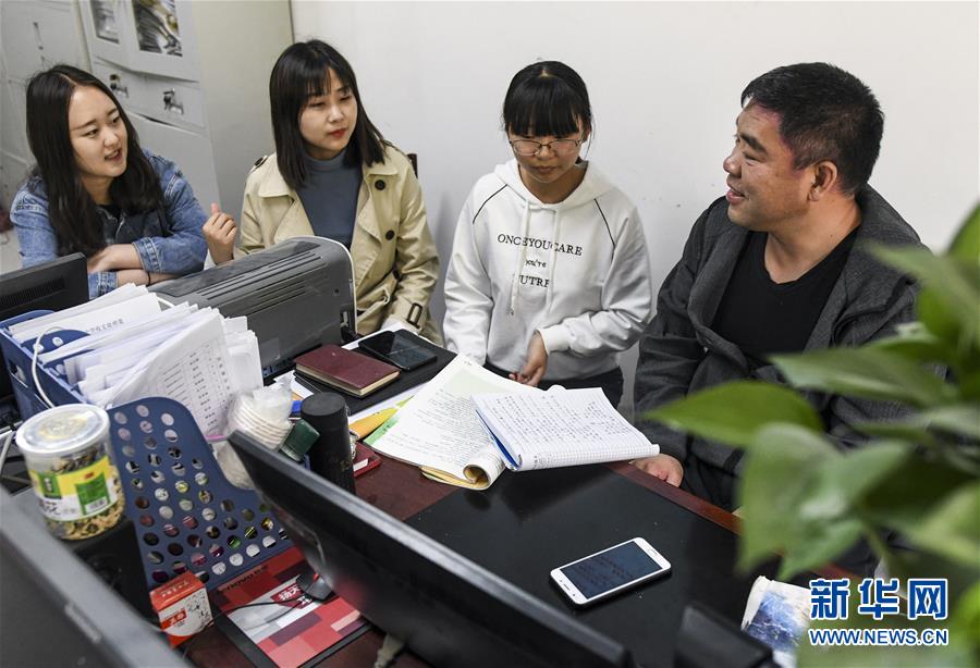 (新華全媒頭條·圖文互動)(7)大漠小城的別樣青春——記內(nèi)地青年學子扎根新疆且末教書育人