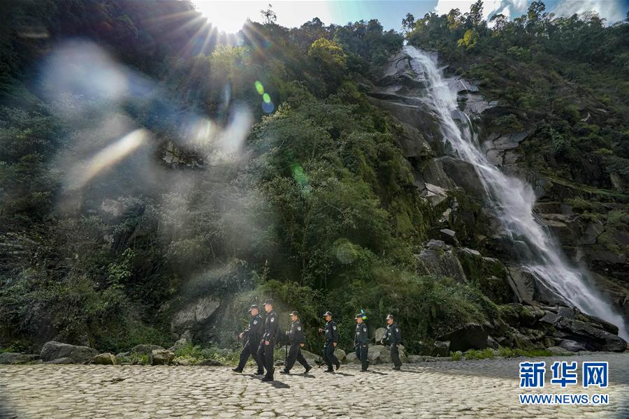 (愛國情 奮斗者·圖文互動)(3)警民情深——記云南貢山縣獨龍江鄉(xiāng)邊境派出所