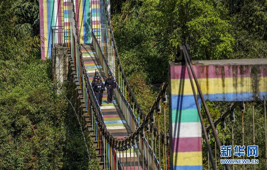 (愛國情 奮斗者·圖文互動)(2)警民情深——記云南貢山縣獨龍江鄉(xiāng)邊境派出所