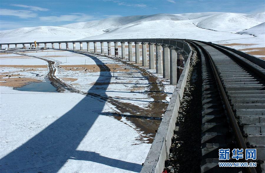 (新華全媒頭條·壯麗70年·奮斗新時代·圖文互動)(7)開拓雪域高原的夢想之路——來自青藏鐵路的蹲點報告