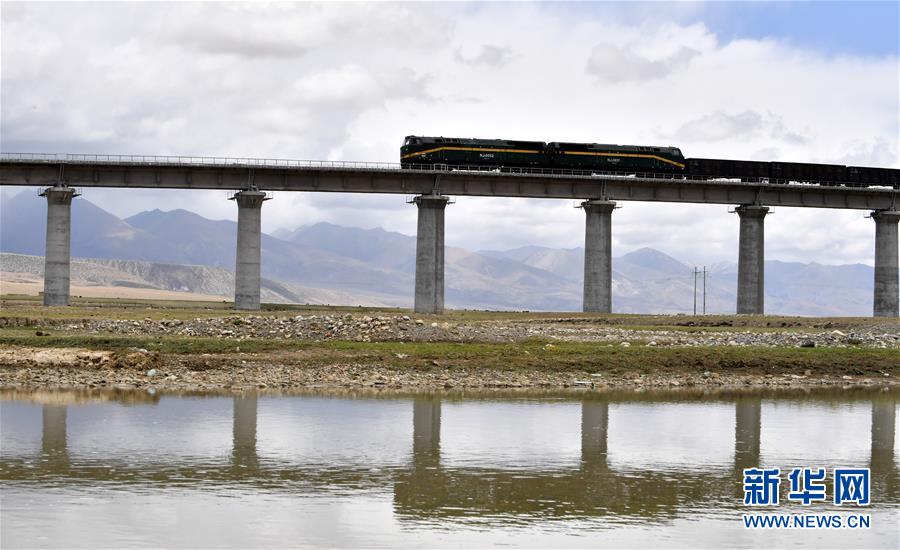 (新華全媒頭條·壯麗70年·奮斗新時代·圖文互動)(16)開拓雪域高原的夢想之路——來自青藏鐵路的蹲點報告