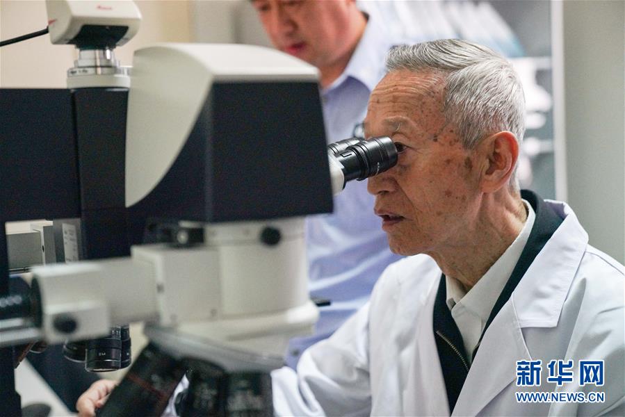 (新華全媒頭條·時(shí)代先鋒·圖文互動(dòng))(3)傳奇的英雄 無(wú)悔的忠誠(chéng)——記刑偵痕跡檢驗(yàn)專家崔道植