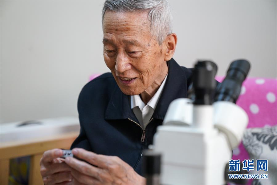 (新華全媒頭條·時(shí)代先鋒·圖文互動(dòng))(2)傳奇的英雄 無(wú)悔的忠誠(chéng)——記刑偵痕跡檢驗(yàn)專家崔道植