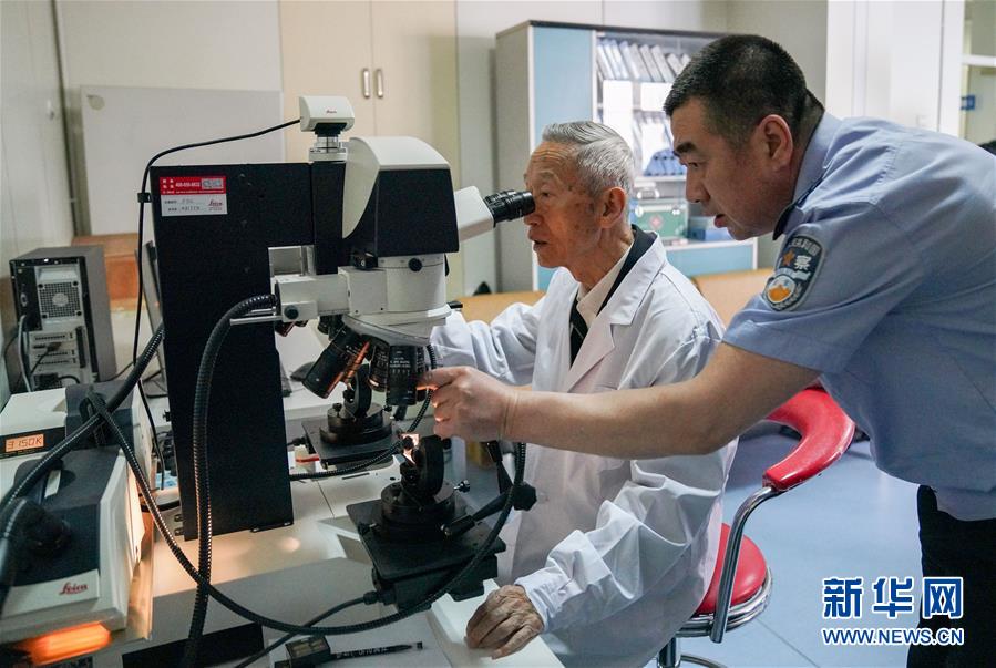 (新華全媒頭條·時(shí)代先鋒·圖文互動(dòng))(4)傳奇的英雄 無(wú)悔的忠誠(chéng)——記刑偵痕跡檢驗(yàn)專家崔道植